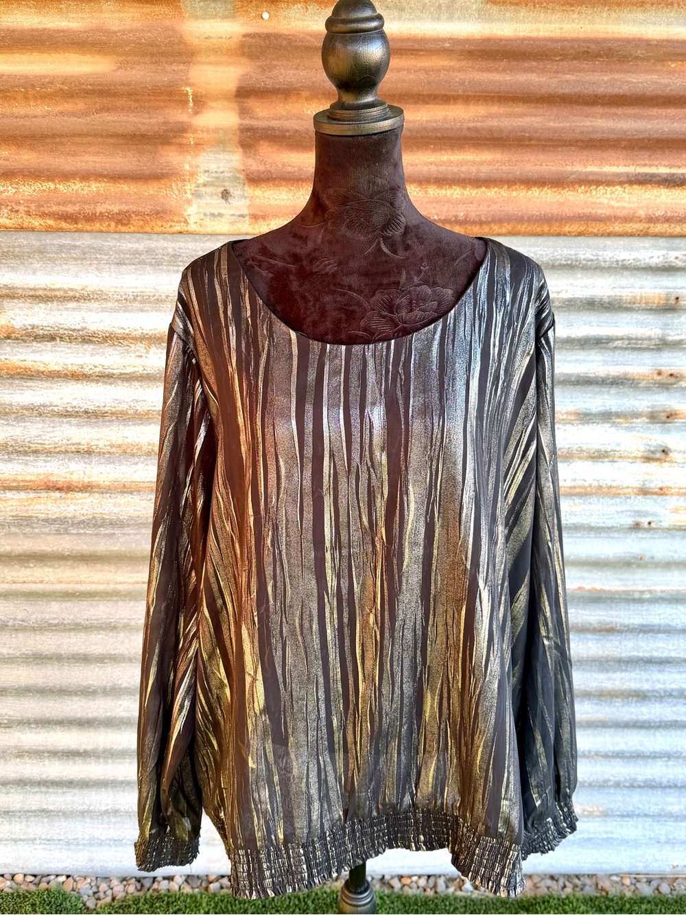 Drapers & Damons Metallic Black and Gold Long-Sleeve Women’s Top
